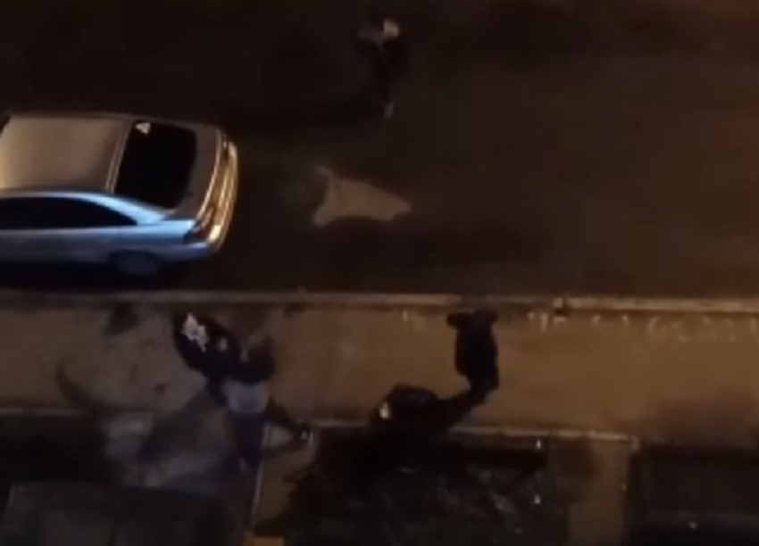 Вялая драка пьяных людей попала на видео в Воронеже 