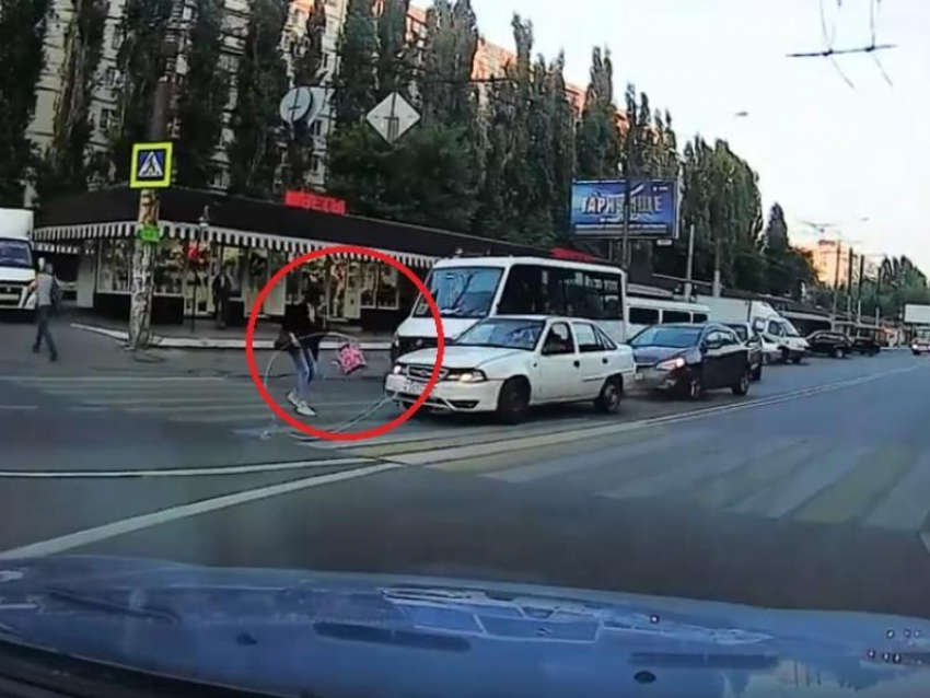 Шестое чувство пешехода спасло девушку от травм в Воронеже