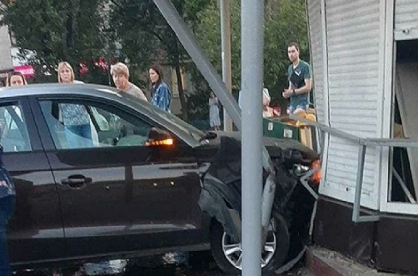 Автомобилистка врезалась в киоск с овощами на остановке в Воронеже 