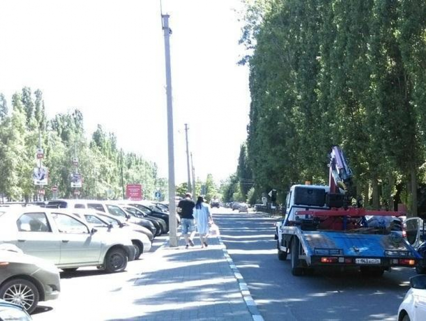 Воронежцев предупредили о массовой эвакуации автомобилей у ТЦ