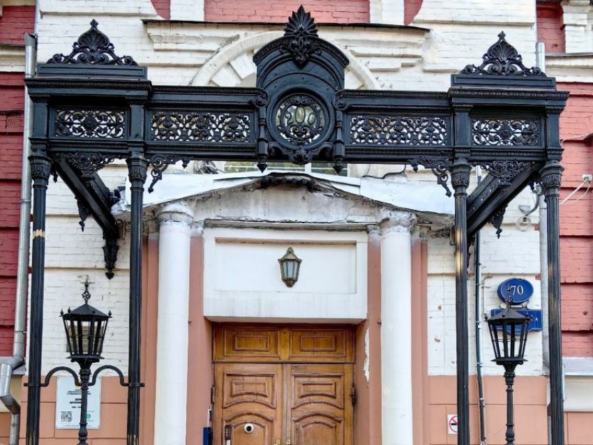 Общественники опубликовали фото обновленного исторического навеса Дома Шуклиных в центре Воронежа