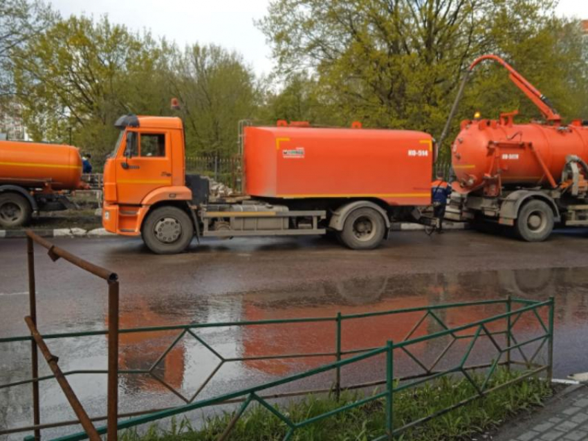 Почему у воронежского храма столпились илососы, рассказала мэрия Воронежа 