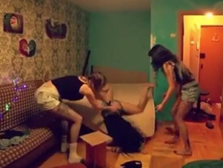 Воронежская пацанка на видео разгромила квартиру вместе с подругами