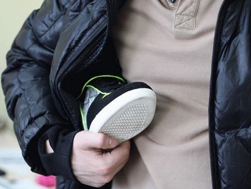 17-летний парень украл из магазина в Воронеже модные ботинки 
