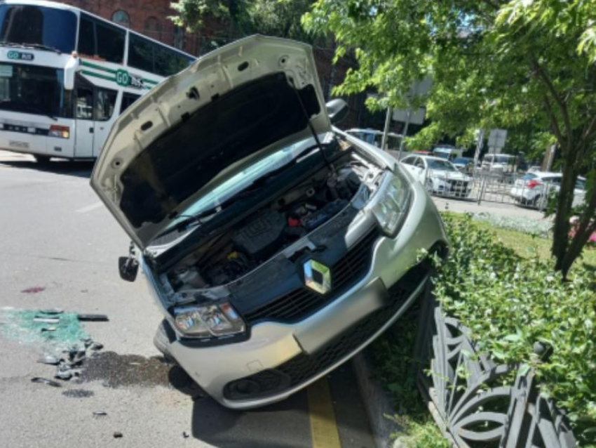 Renault залетело на ограду после ДТП с пострадавшими в Воронеже