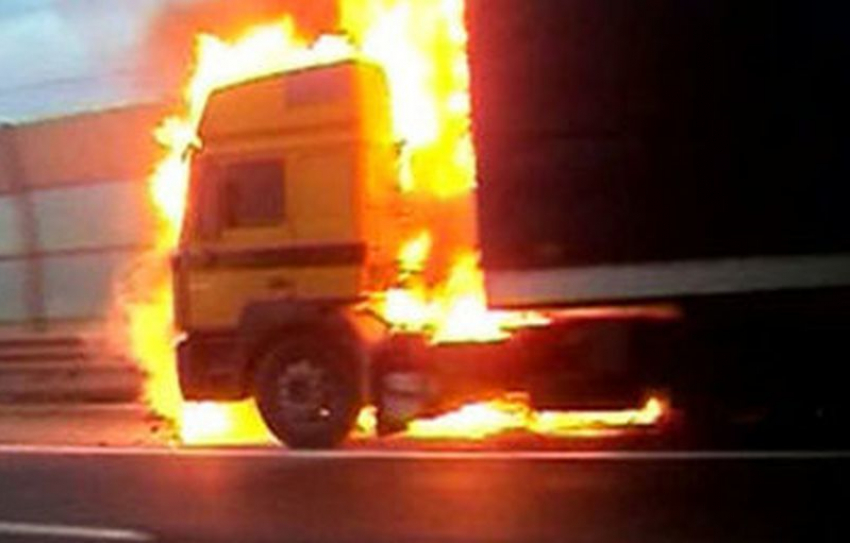 В Воронеже поздним вечером сгорела фура Volvo