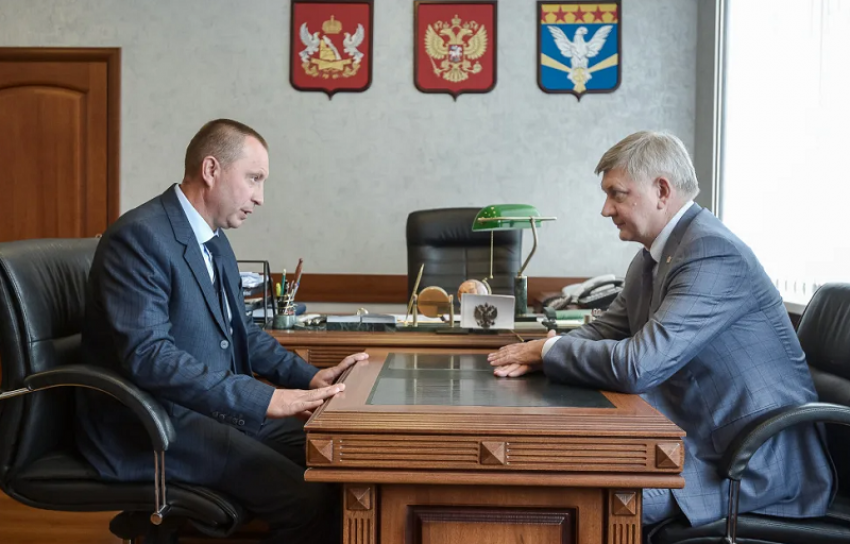 Вице-премьер Честикин пострадал от фирменного стиля губернатора Гусева