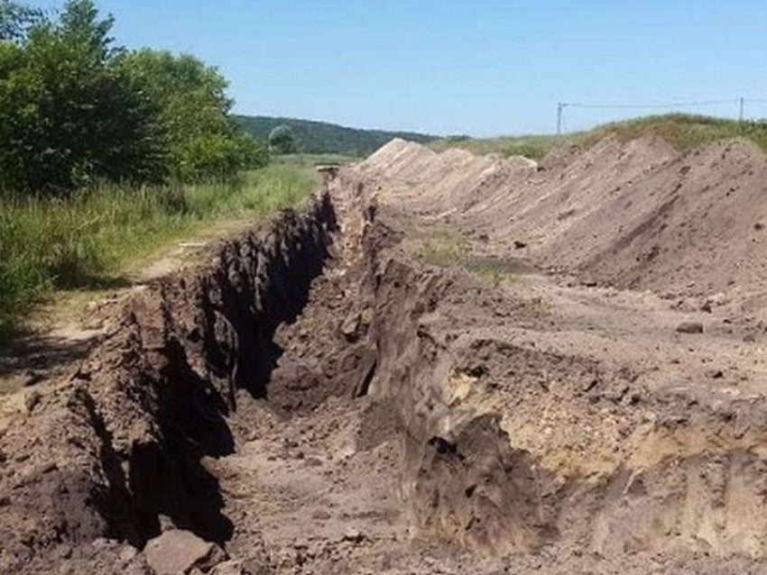 Частной собственностью и пожарной безопасностью объяснили траншеи около озера Круглого в Воронеже