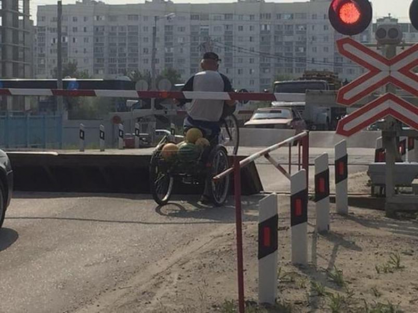 Пенсионер на трехколесном велосипеде попал в невыгодное положение на воронежском Машмете