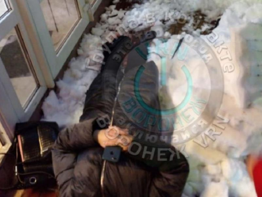 Падение огромной глыбы льда с крыши на женщину проверят следователи в Воронеже 