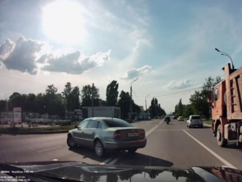 Водитель с блатными номерами пересек двойную сплошную в Воронеже