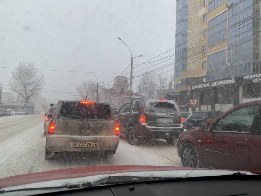 Адские пробки парализовали Воронеж из-за мощного снегопада