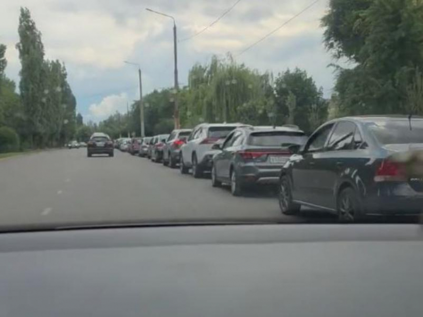 Очередь за бензином, растянувшаяся на несколько километров, ужаснула воронежцев