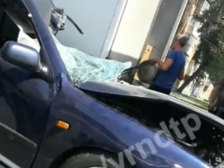 Место водителя превратилось в груду металла после ДТП в Воронеже