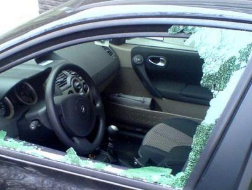 В Воронеже воры разбили стекло машины и похитили ноутбук с семейными фото