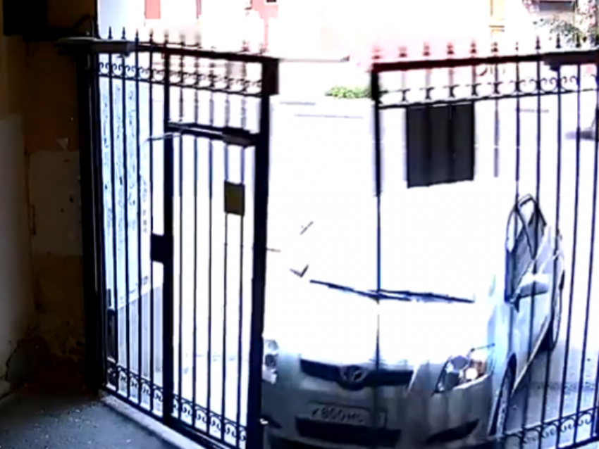 Toyota протаранила ворота в центре Воронежа и попала на видео