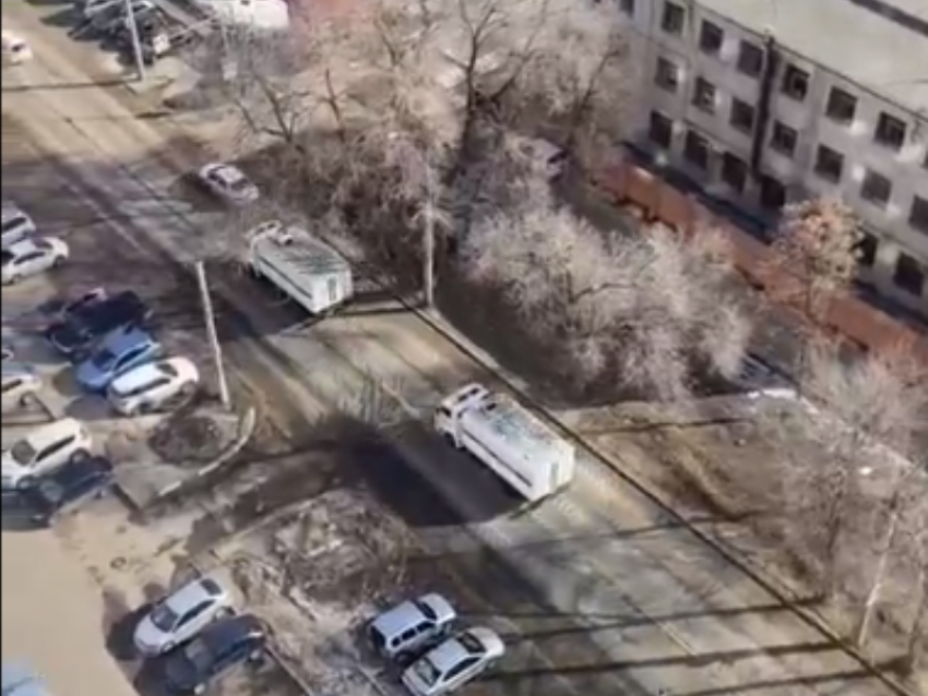 Колонну автозаков сняли в Воронеже