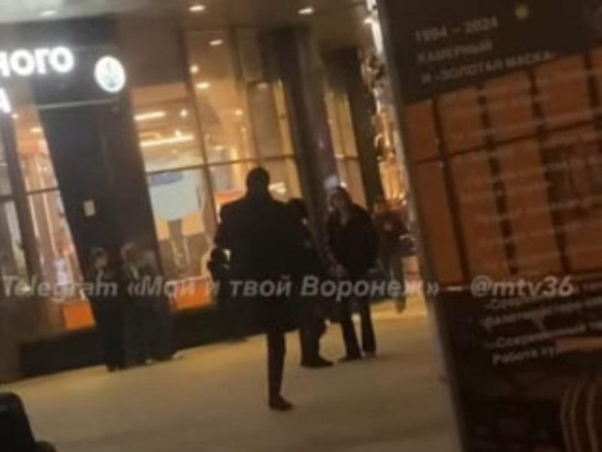 Зажигательный танец под романтическую песню в центре Воронежа попал на видео