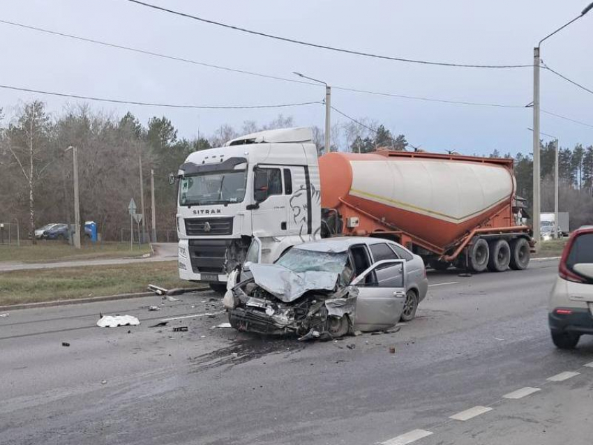 Первые секунды после ДТП с фурой у воронежского кладбища сняли на видео