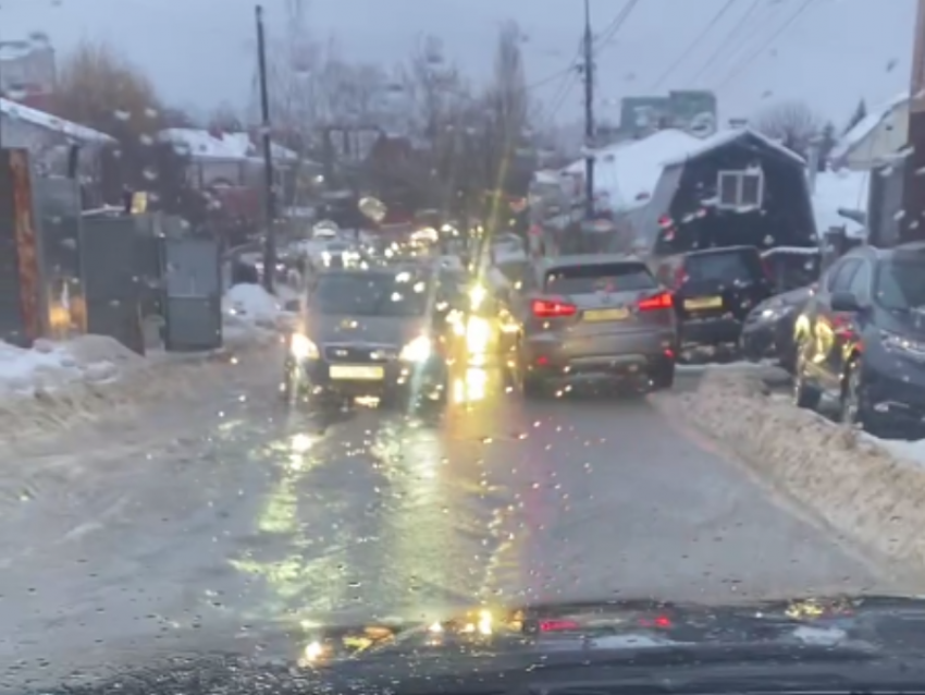 Страдания автомобилистов на узкой улице показали на видео в Воронеже  