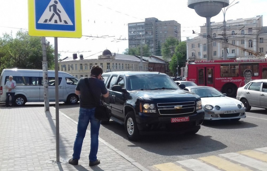 В Воронеже американский посол нагло запарковался около входа в ВГУ