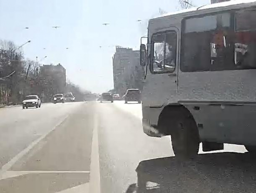 Выезд маршрутчика на грани ДТП сняли в Воронеже на видео 