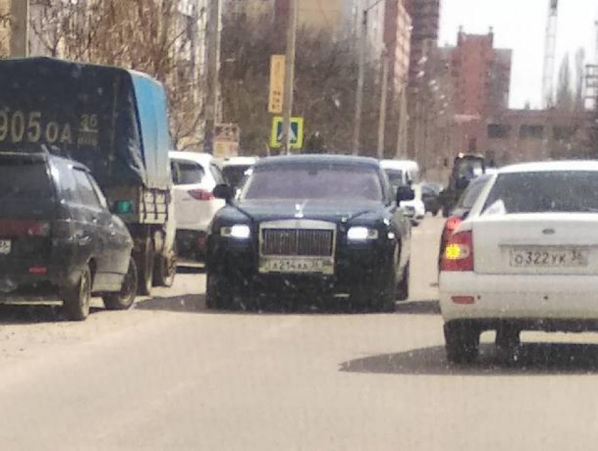 Rolls-Royce сфотографировали среди воронежской действительности