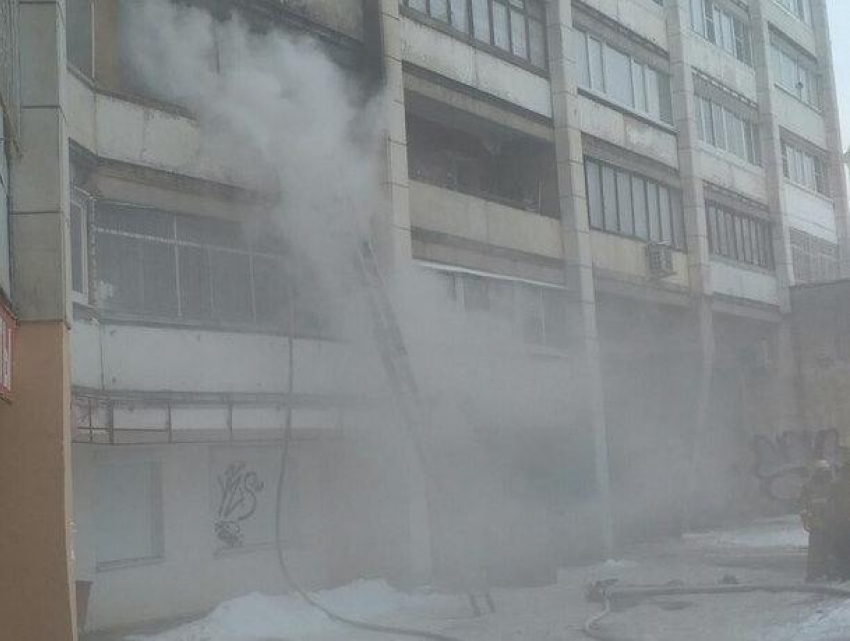 Появились фото с места крупного пожара в многоэтажке в Воронеже