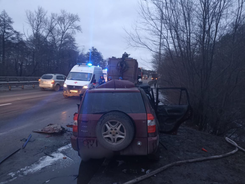 Женщина погибла в горящем автомобиле в Воронежской области