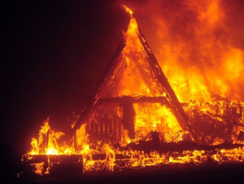 Пылкая ревность обернулась реальным пожаром в воронежском селе