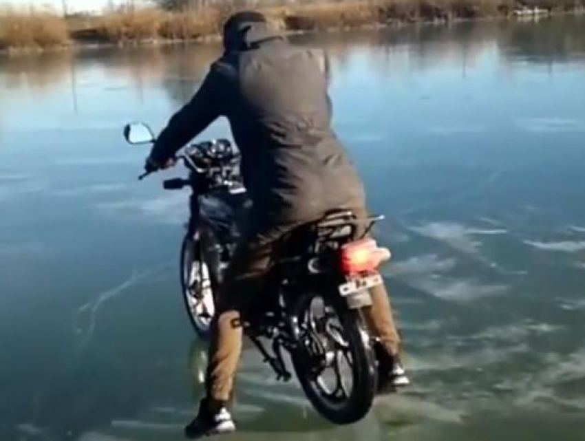Опасную поездку по льду на мотоцикле показал на видео воронежец