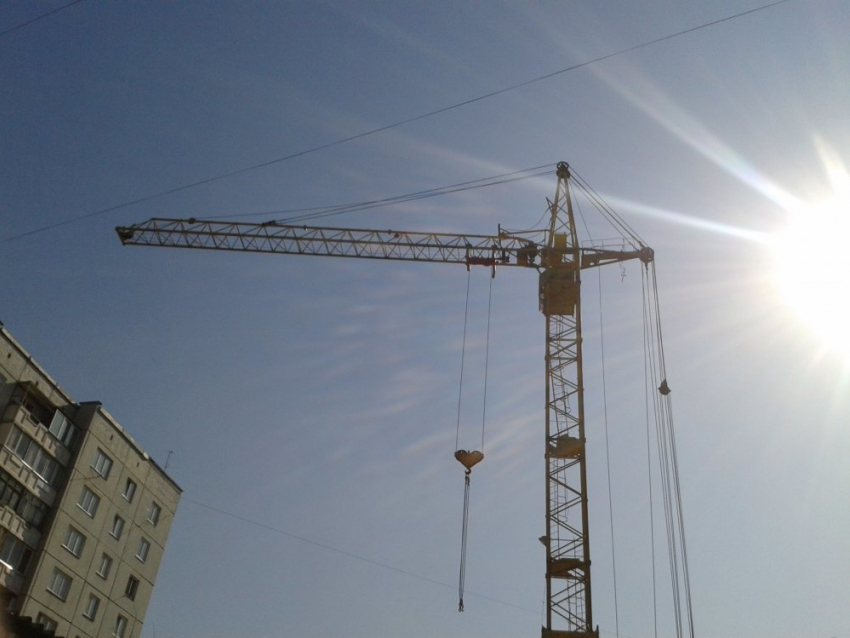 В Воронеже каменщика на стройке засыпало кирпичами из поддона