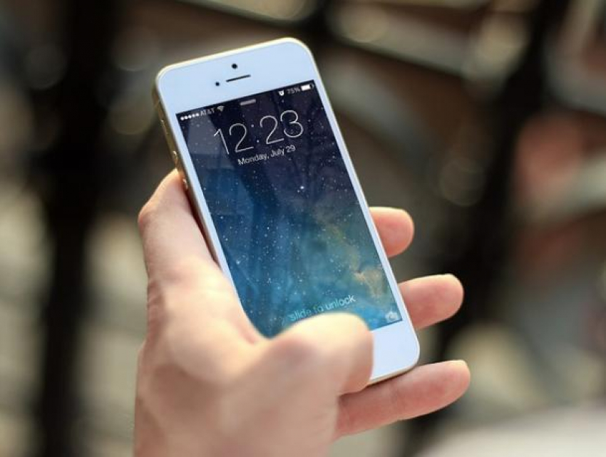 В Воронеже девушка разбила своим IPhone стекло водителю  