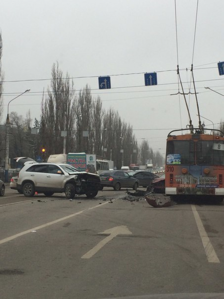 В Воронеже в столкновении троллейбуса с двумя иномарками пострадали 3 человека