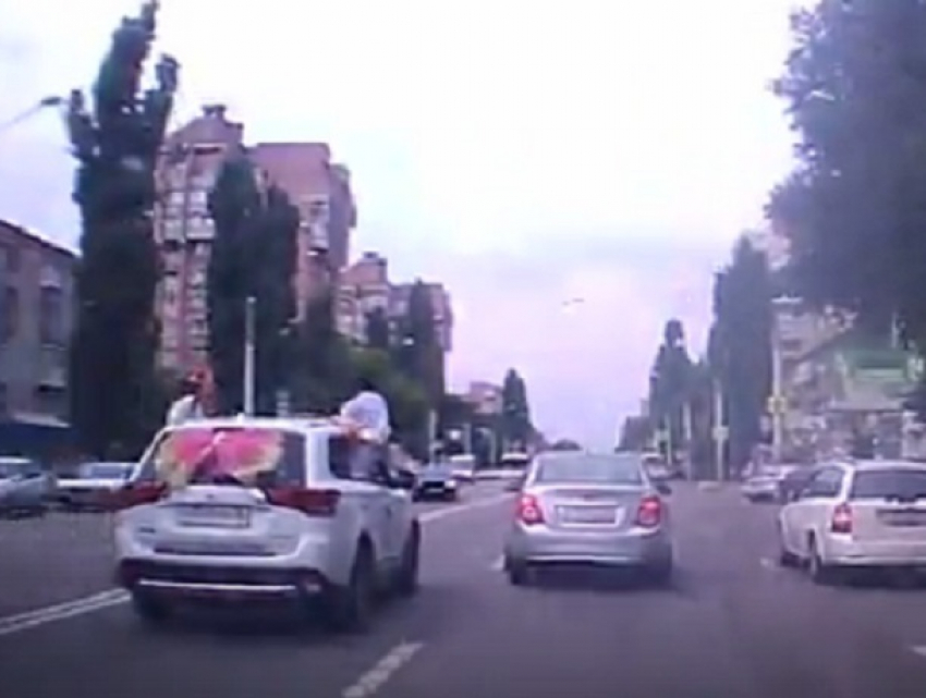 Жених с невестой на скорости вылезли из машины в Воронеже 