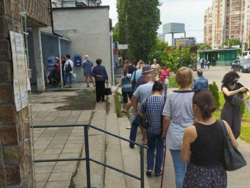 Почта России объяснила очередь воронежцев на аномальной жаре