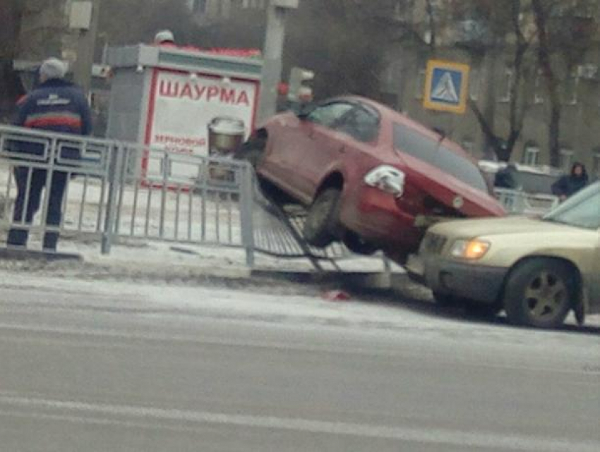 В Воронеже Volkswagen повис на ограждении после ДТП