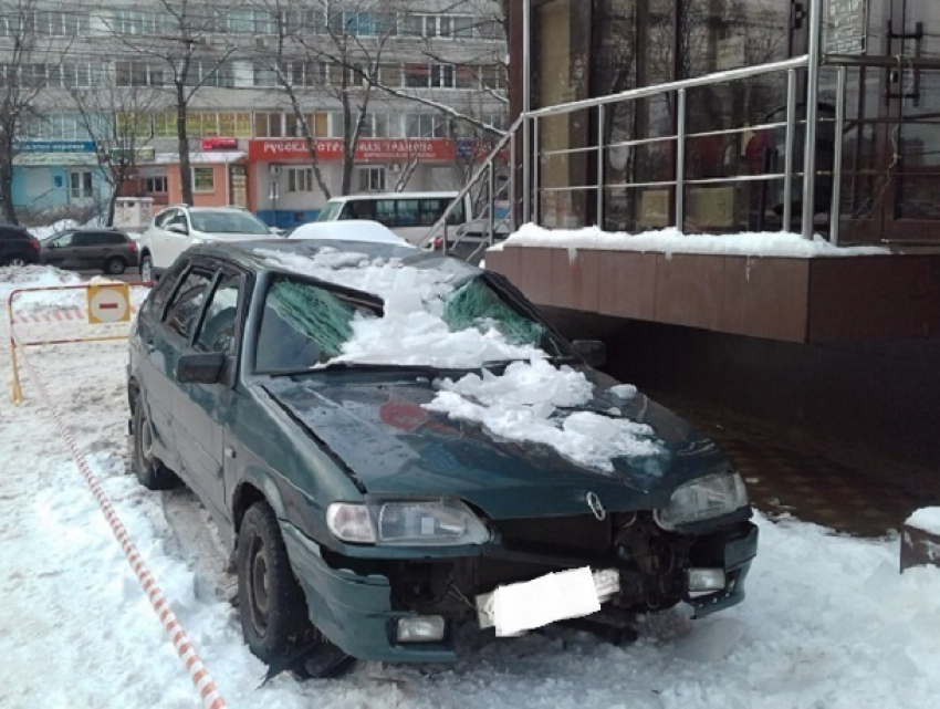 В Воронеже упавшая с крыши сосулька разворотила ВАЗ 