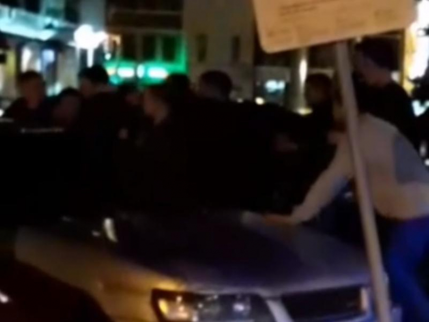 Опубликовано видео массовой драки у бара в центре Воронежа