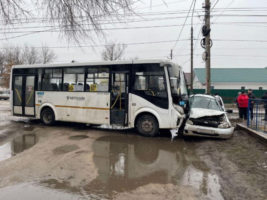 Три человека пострадали в ДТП с маршруткой в Воронеже 