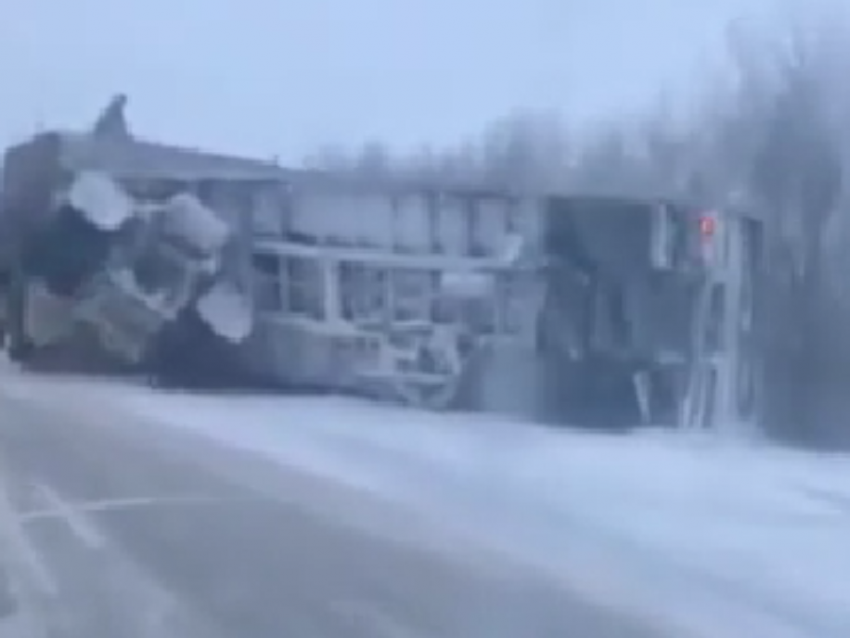 Последствия ДТП с участием грузовика с семечками сняли на видео под Воронежем 