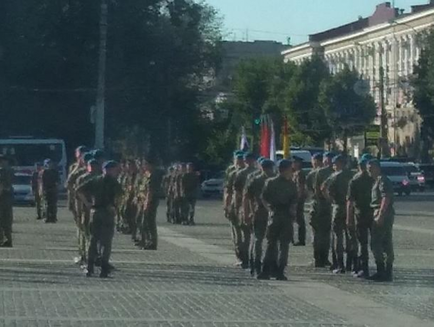 В центре Воронежа заметили скопление военных