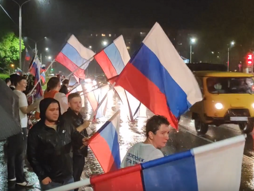 Нововоронежцы с флагами встретили возвращающихся с Украины русских солдат под проливным дождем