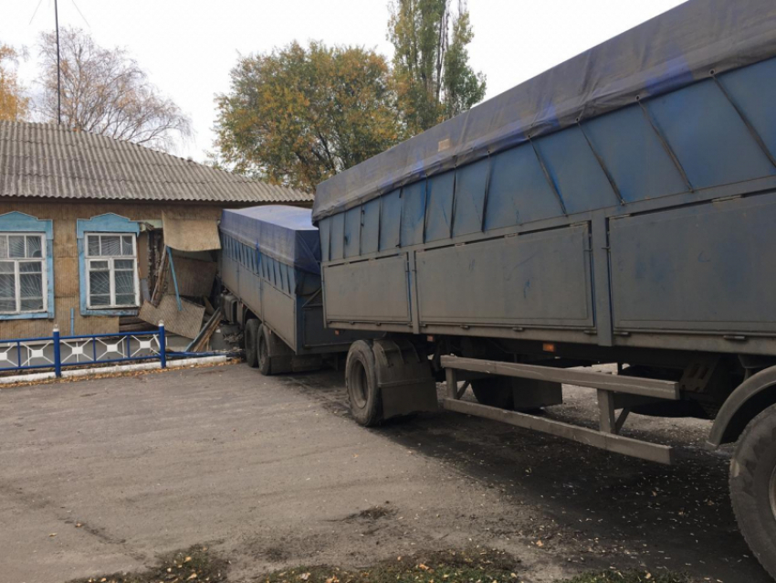 Опубликованы снимки ДТП, где грузовик влетел в здание сельской администрации в Воронежской области