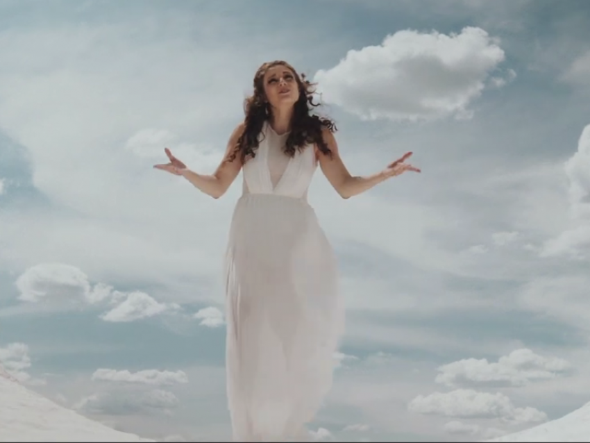 «Целая история и судьба человека»: певица из Воронежа показала трогательный клип 