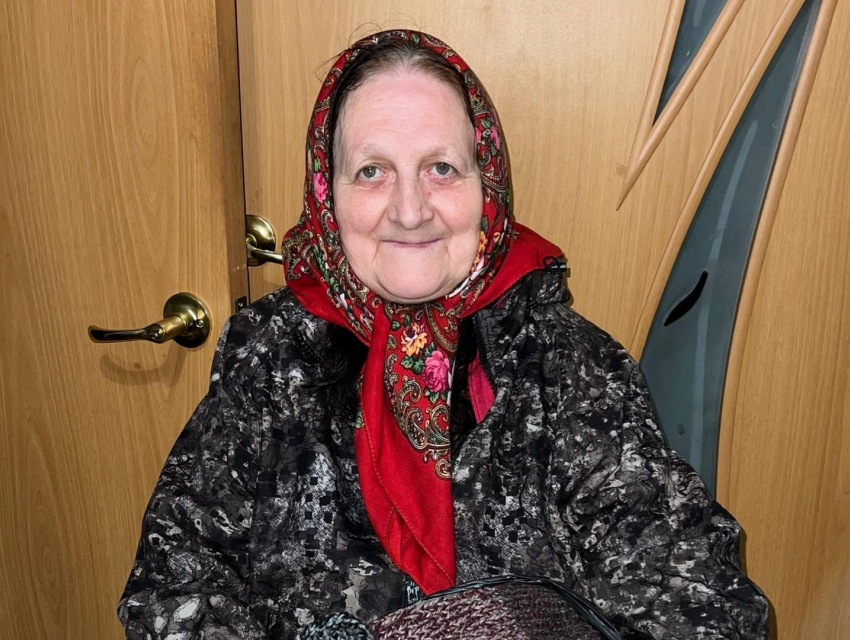 Пенсионерка вяжет носки для бойцов СВО на свои средства в Воронежской области