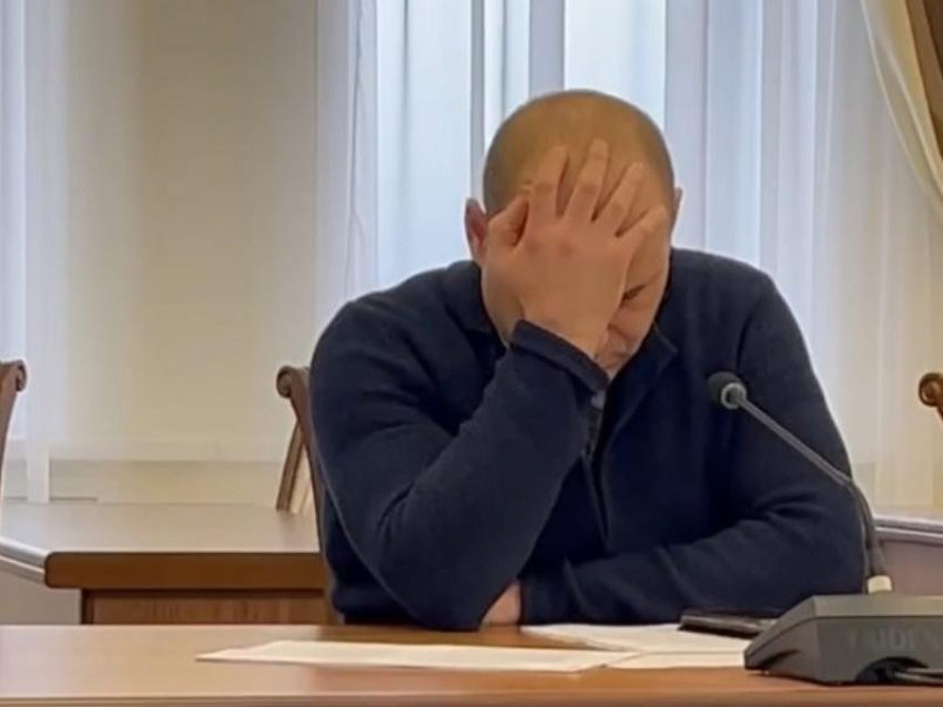 Переутомленный депутат стал звездой соцсетей после заседания в Воронежской области