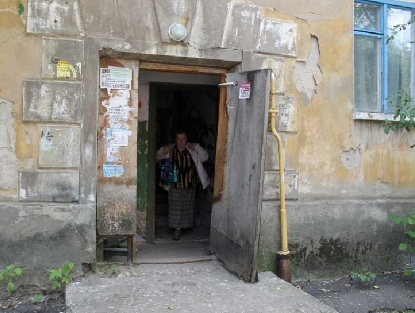 Воронежцы живут в доме с дырами размером с ладонь