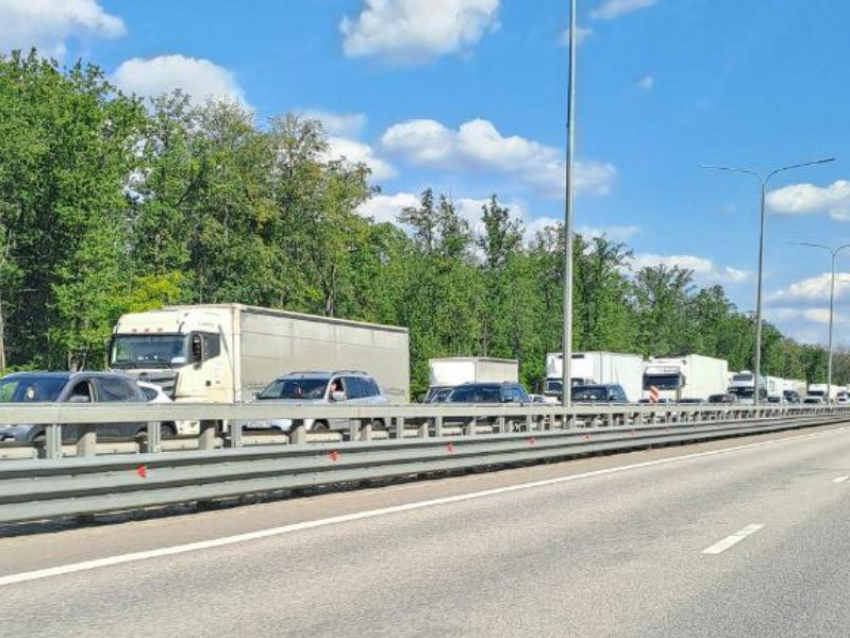 Километровая пробка образовалась на выезде из Воронежа