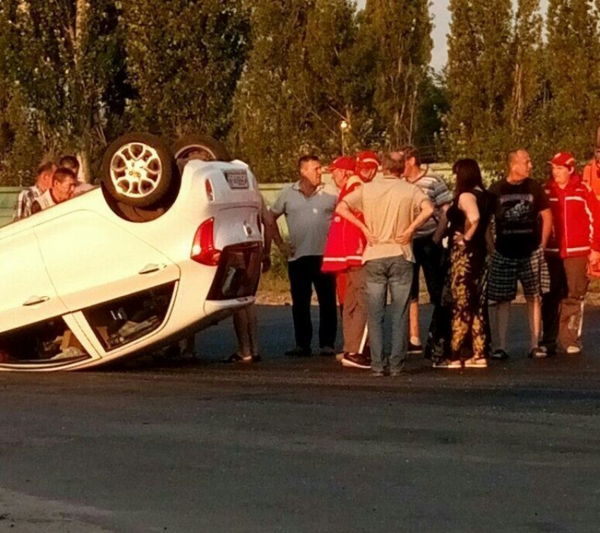 Перевернутая иномарка на Красном Октябре в Воронеже взорвала социальную сеть